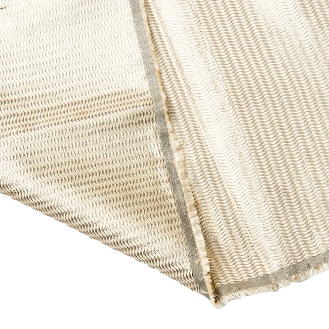 〔1m切り売り〕インドの伝統模様ゴールドプリント布〔幅約110cm〕 6 - 裏地はこのようになっています。