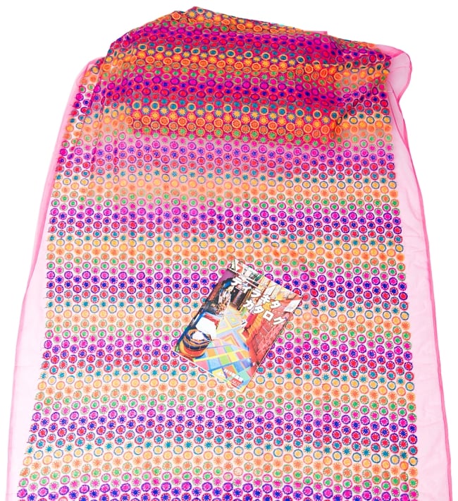 〔1m単位切り売り〕伝統模様刺繍のメッシュ生地布〔幅約108cm〕 7 - A４冊子と比較撮影しました。これくらいのサイズ感になります。