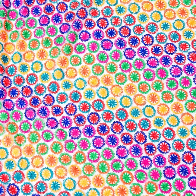 〔1m単位切り売り〕伝統模様刺繍のメッシュ生地布〔幅約108cm〕 2 - 拡大写真です。独特な雰囲気があります。