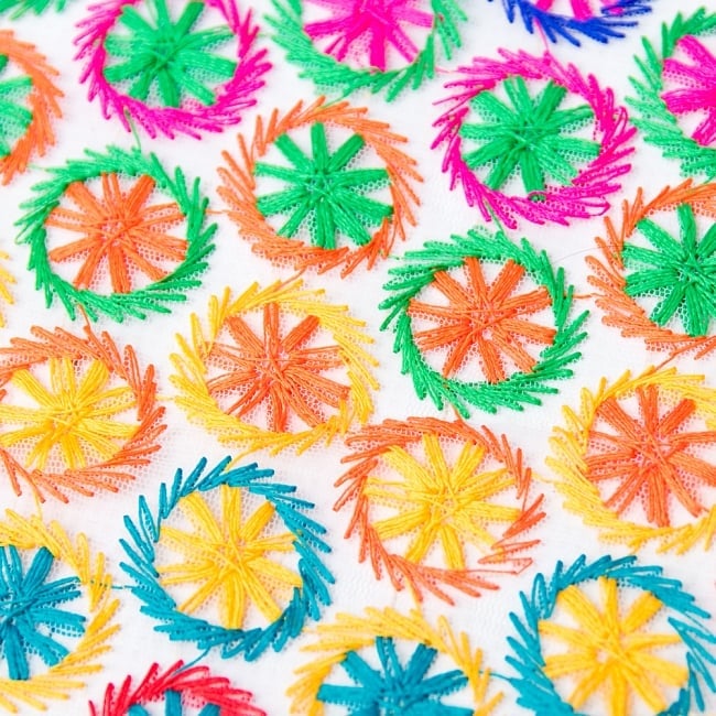 〔1m単位切り売り〕伝統模様刺繍のメッシュ生地布〔幅約108cm〕 3 - 拡大写真です。独特な雰囲気があります。
