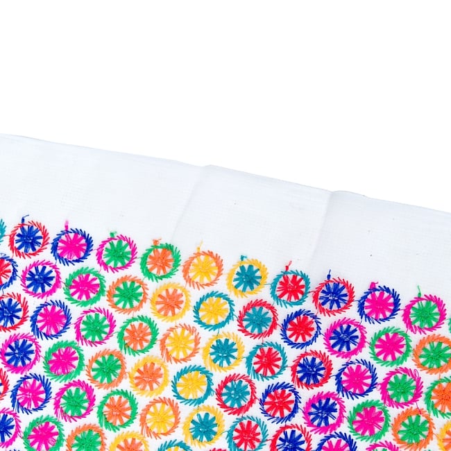 〔1m単位切り売り〕伝統模様刺繍のメッシュ生地布〔幅約108cm〕 4 - フチの写真です