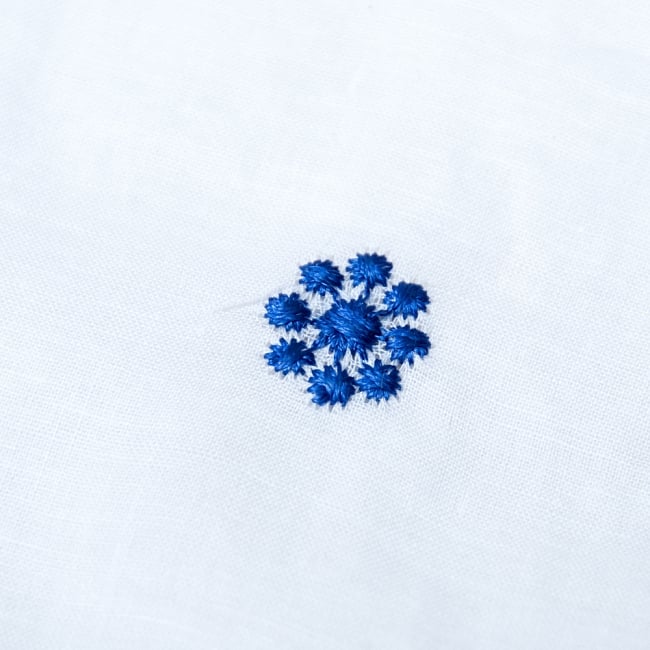 〔1m単位切り売り〕伝統模様刺繍コットンクロス〔幅約104cm〕 3 - 拡大写真です。独特な雰囲気があります。