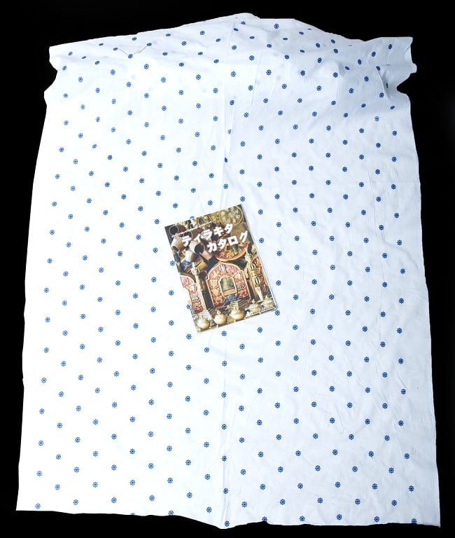 〔1m単位切り売り〕伝統模様刺繍コットンクロス〔幅約104cm〕 7 - A4冊子と比較撮影しました。これくらいのサイズ感になります。