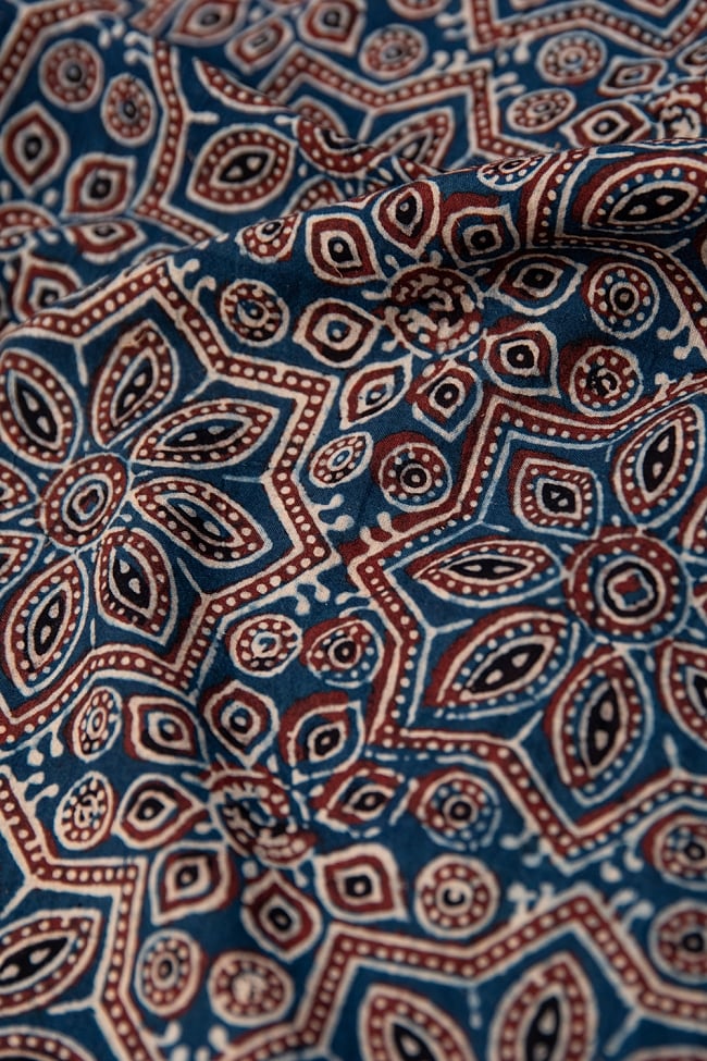 【4.8m 長尺布】伝統息づくインドから　昔ながらの木版染めアジュラックデザインの伝統模様布 3 - 陰影によっても表情が変わります