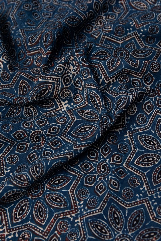 【4.8m 長尺布】伝統息づくインドから　昔ながらの木版染めアジュラックデザインの伝統模様布 6 - 裏地の様子です。様々な色を重ねて刷った様子が見て取れます。