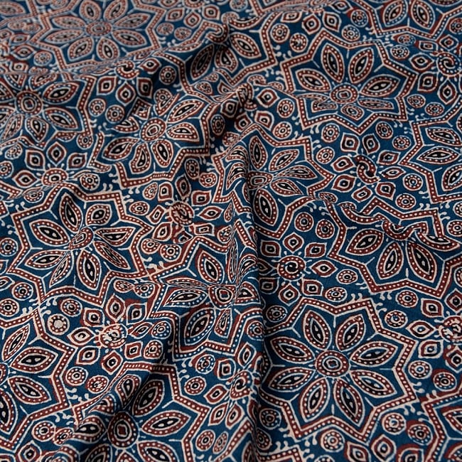 【4.8m 長尺布】伝統息づくインドから　昔ながらの木版染めアジュラックデザインの伝統模様布の写真1枚目です。木版で丁寧にプリント。インドらしい味わいのある布地です。ウッドブロック,木版染め,ボタニカル,唐草模様,手芸,生地