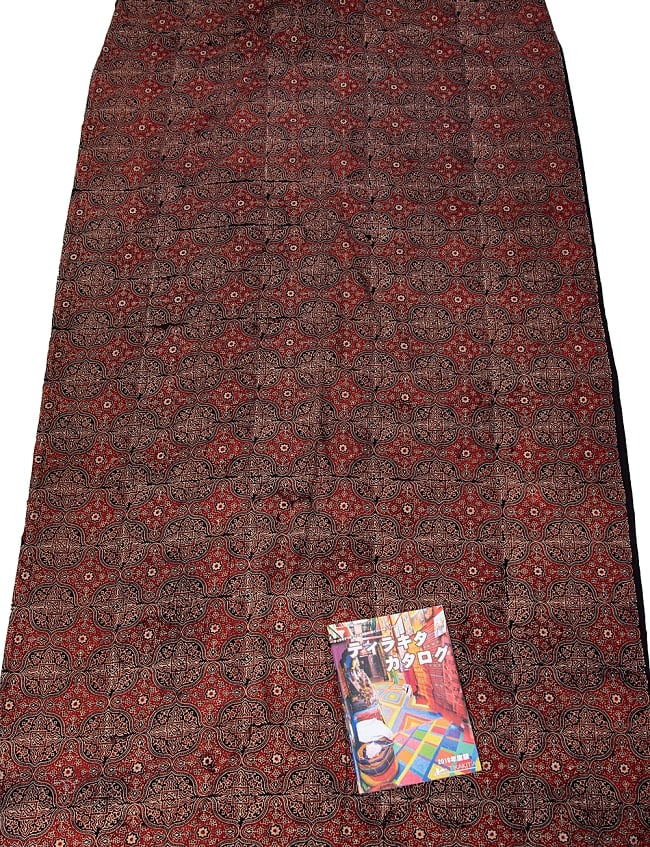 【4.8m 長尺布】伝統息づくインドから　昔ながらの木版染めアジュラックデザインの伝統模様布 7 - 横幅110cm程度あり、大きな広がりの布地です。