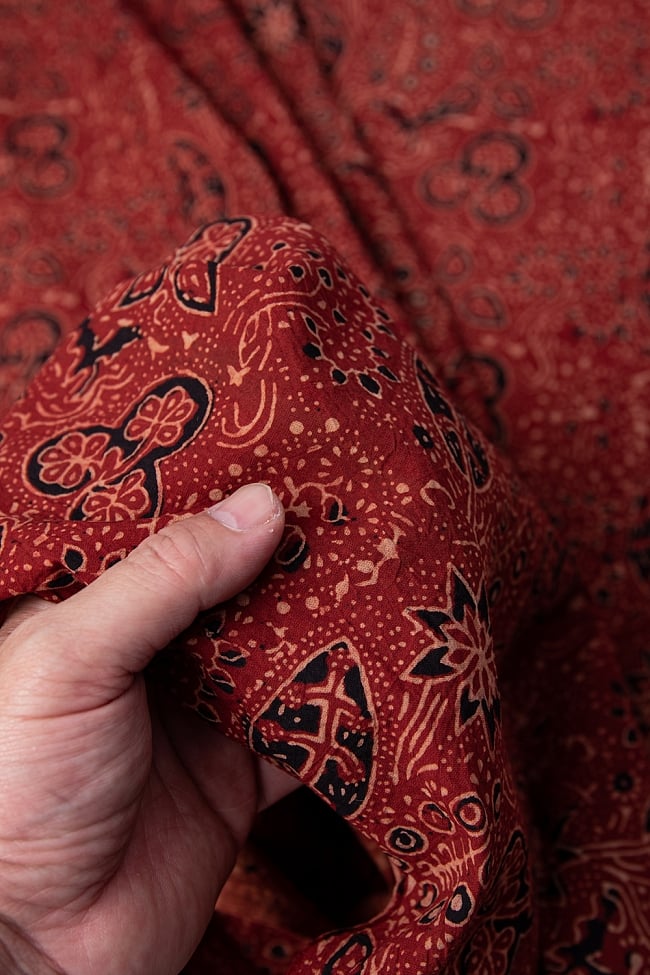 【4.8m 長尺布】伝統息づくインドから　昔ながらの木版染めアジュラックデザインの伝統模様布 5 - 拡大写真です。雰囲気ある、このムラはハンドメイドにしか出せません。
