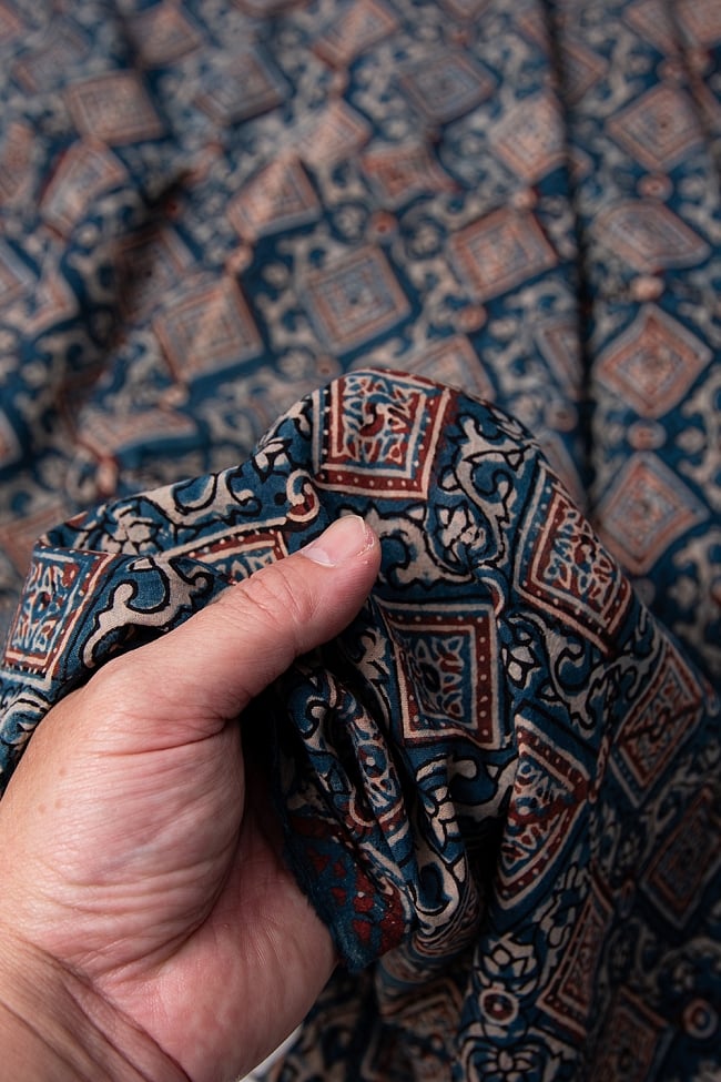 【4.8m 長尺布】伝統息づくインドから　昔ながらの木版染めアジュラックデザインの伝統模様布 5 - 拡大写真です。雰囲気ある、このムラはハンドメイドにしか出せません。