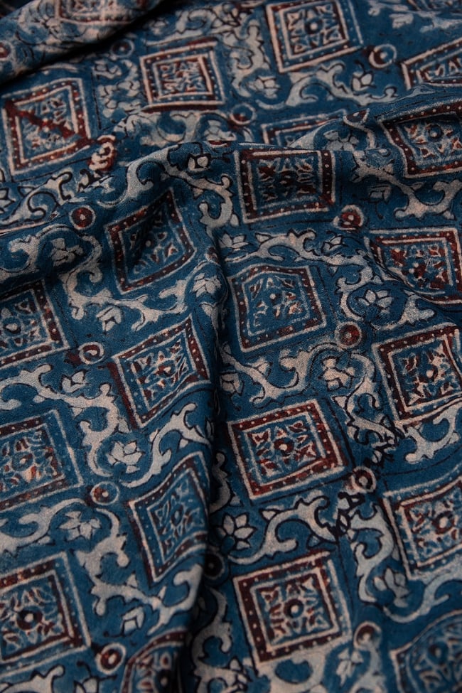【4.8m 長尺布】伝統息づくインドから　昔ながらの木版染めアジュラックデザインの伝統模様布 6 - 裏地の様子です。様々な色を重ねて刷った様子が見て取れます。