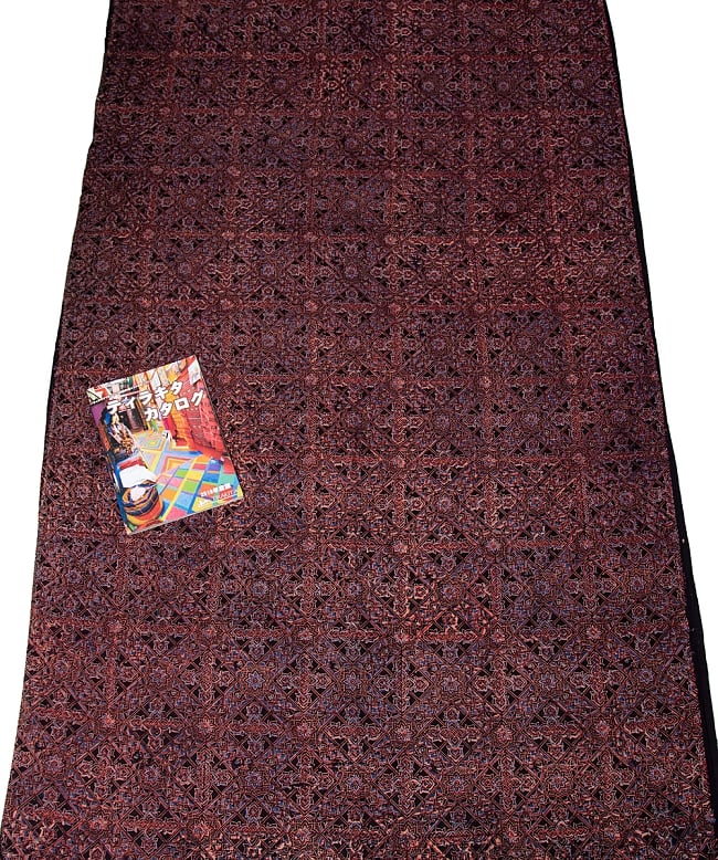 【4.8m 長尺布】伝統息づくインドから　昔ながらの木版染めアジュラックデザインの伝統模様布 7 - 横幅110cm程度あり、大きな広がりの布地です。