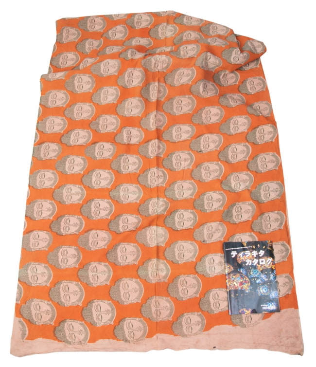 〔1m切り売り〕インドの伝統と不思議が融合　おもしろデザイン布〔115cm〕 - 全面ブッダ顔大 6 - 横幅100cm以上ある大きな布なので、たっぷり使えます。右端にあるのはA4サイズの当店カタログです。

