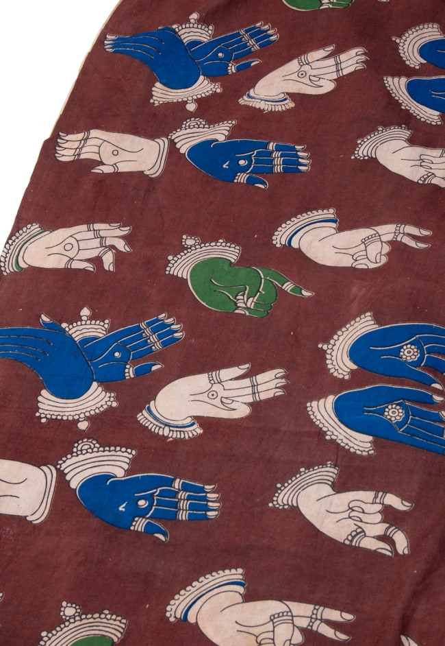 〔1m切り売り〕インドの伝統と不思議が融合　おもしろデザイン布〔117cm〕 - ムドゥラー仏さまの印相 2 - とても素敵な雰囲気です
