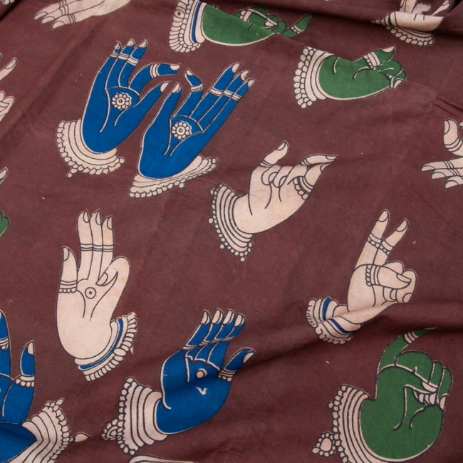 〔1m切り売り〕インドの伝統と不思議が融合　おもしろデザイン布〔117cm〕 - ムドゥラー仏さまの印相の写真1枚目です。木版で丁寧にプリント。インドらしい味わいのある布地です。サブカル,仏像,ブッダ,ラジャスタン,印相,切り売り,量り売り布,手芸,生地