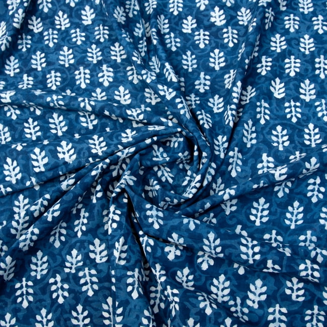 〔1m切り売り〕伝統息づく南インドから　昔ながらの木版インディゴ藍染布〔112cm〕 - 更紗模様 3 - 陰影によっても表情が変わります