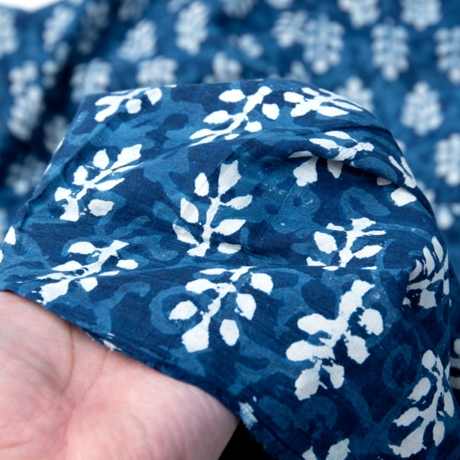 〔1m切り売り〕伝統息づく南インドから　昔ながらの木版インディゴ藍染布〔112cm〕 - 更紗模様 5 - 拡大写真です。雰囲気ある、このムラはハンドメイドにしか出せません。