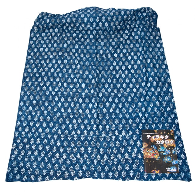〔1m切り売り〕伝統息づく南インドから　昔ながらの木版インディゴ藍染布〔112cm〕 - 更紗模様 6 - 横幅100cm以上ある大きな布なので、たっぷり使えます。右端にあるのはA4サイズの当店カタログです。
