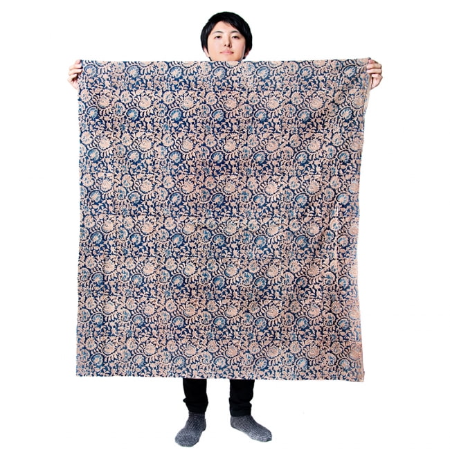 〔1m切り売り〕伝統息づく南インドから　昔ながらの木版インディゴ藍染布〔112cm〕 - 更紗模様 7 - 同ジャンル品の[【MB-RSCLTH-652】横幅：約117cm]を、1m切って持ってみたところです。いろいろな用途に使えそうです。