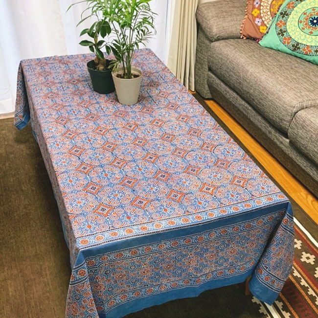 〔1m切り売り〕伝統息づく南インドから　昔ながらの木版インディゴ藍染布〔112cm〕 - 更紗模様 8 - DIY用の素材として、インテリアの装飾などアイデア次第で、様々な用途にご使用いただけます。