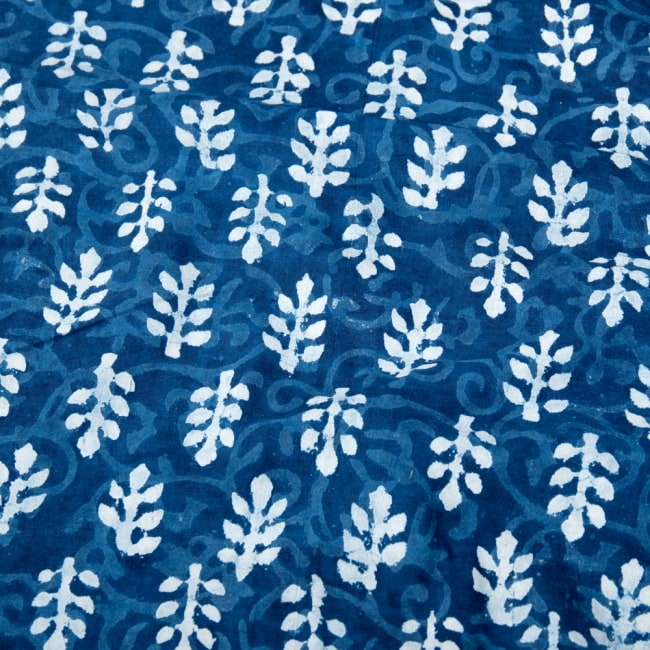 〔1m切り売り〕伝統息づく南インドから　昔ながらの木版インディゴ藍染布〔112cm〕 - 更紗模様の写真1枚目です。木版で丁寧にプリント。インドらしい味わいのある布地です。藍染め,インディゴ,ウッドブロック,木版染め,ボタニカル,唐草模様,切り売り,量り売り布,アジア布 手芸