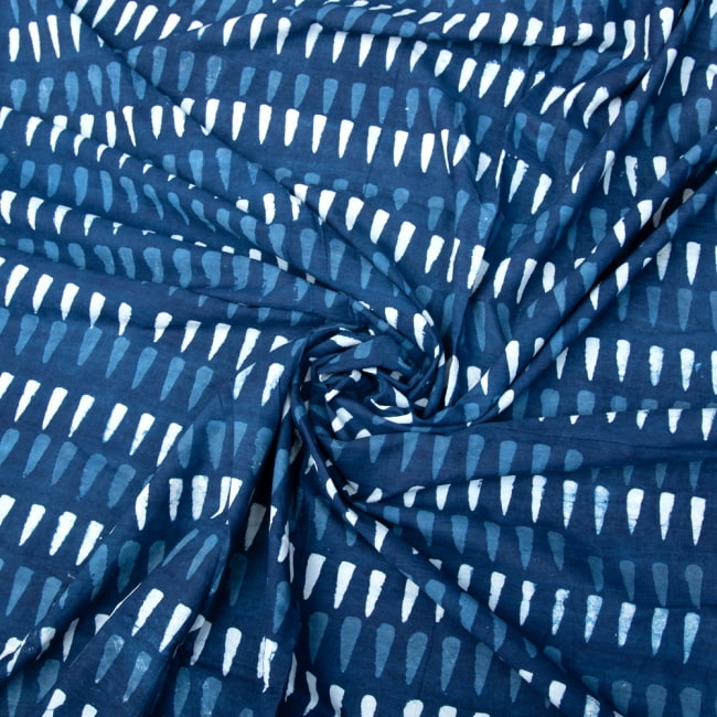 〔1m切り売り〕伝統息づく南インドから　昔ながらの木版インディゴ藍染布〔115cm〕 - しずく模様 3 - 陰影によっても表情が変わります