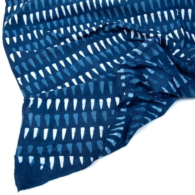 〔1m切り売り〕伝統息づく南インドから　昔ながらの木版インディゴ藍染布〔115cm〕 - しずく模様 4 - 縁の写真です