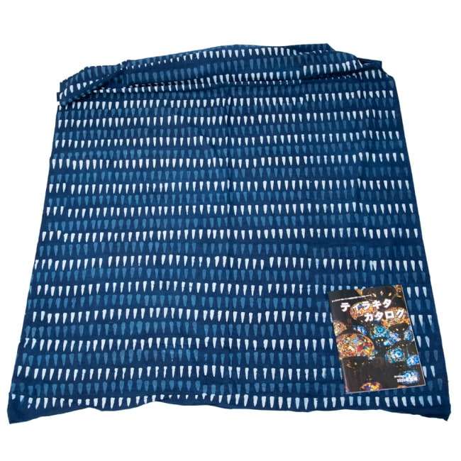 〔1m切り売り〕伝統息づく南インドから　昔ながらの木版インディゴ藍染布〔115cm〕 - しずく模様 6 - 横幅100cm以上ある大きな布なので、たっぷり使えます。右端にあるのはA4サイズの当店カタログです。
