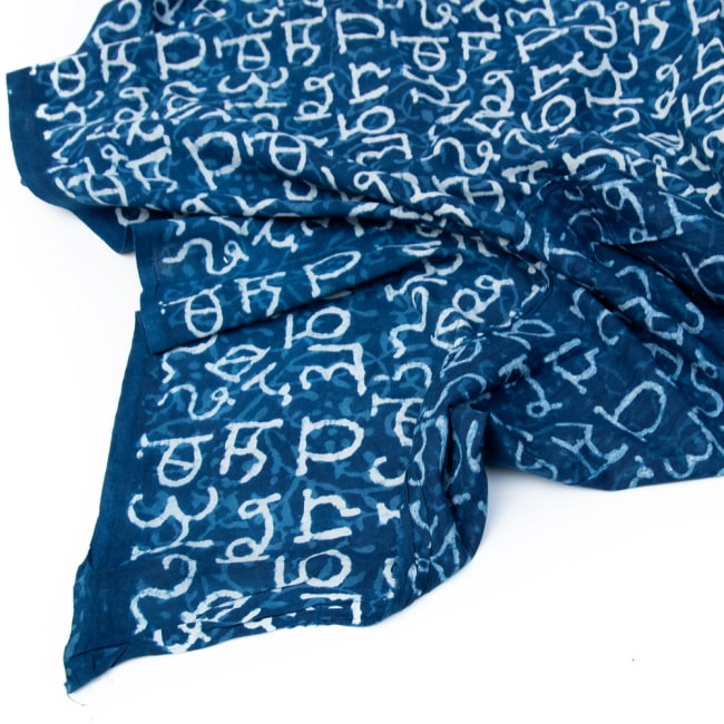 〔1m切り売り〕伝統息づく南インドから　昔ながらの木版インディゴ藍染布〔113cm〕 - デーヴァナーガリー文字 4 - 縁の写真です