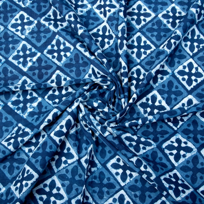 〔1m切り売り〕伝統息づく南インドから　昔ながらの木版インディゴ藍染布〔115cm〕 - 伝統模様 3 - 陰影によっても表情が変わります