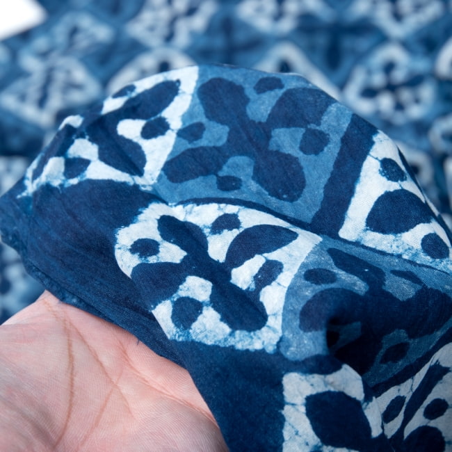 〔1m切り売り〕伝統息づく南インドから　昔ながらの木版インディゴ藍染布〔115cm〕 - 伝統模様 5 - 拡大写真です。雰囲気ある、このムラはハンドメイドにしか出せません。