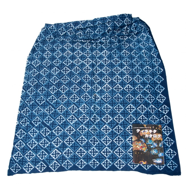 〔1m切り売り〕伝統息づく南インドから　昔ながらの木版インディゴ藍染布〔115cm〕 - 伝統模様 6 - 横幅100cm以上ある大きな布なので、たっぷり使えます。右端にあるのはA4サイズの当店カタログです。
