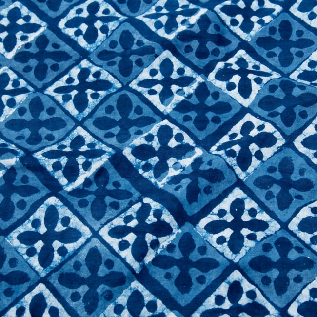 〔1m切り売り〕伝統息づく南インドから　昔ながらの木版インディゴ藍染布〔115cm〕 - 伝統模様の写真1枚目です。木版で丁寧にプリント。インドらしい味わいのある布地です。藍染め,インディゴ,ウッドブロック,木版染め,ボタニカル,唐草模様,切り売り,量り売り布,アジア布 手芸