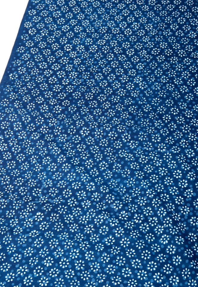 〔1m切り売り〕伝統息づく南インドから　昔ながらの木版インディゴ藍染布〔114cm〕 - 小花模様 2 - とても素敵な雰囲気です