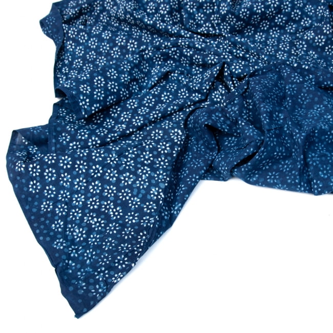 〔1m切り売り〕伝統息づく南インドから　昔ながらの木版インディゴ藍染布〔114cm〕 - 小花模様 4 - 縁の写真です