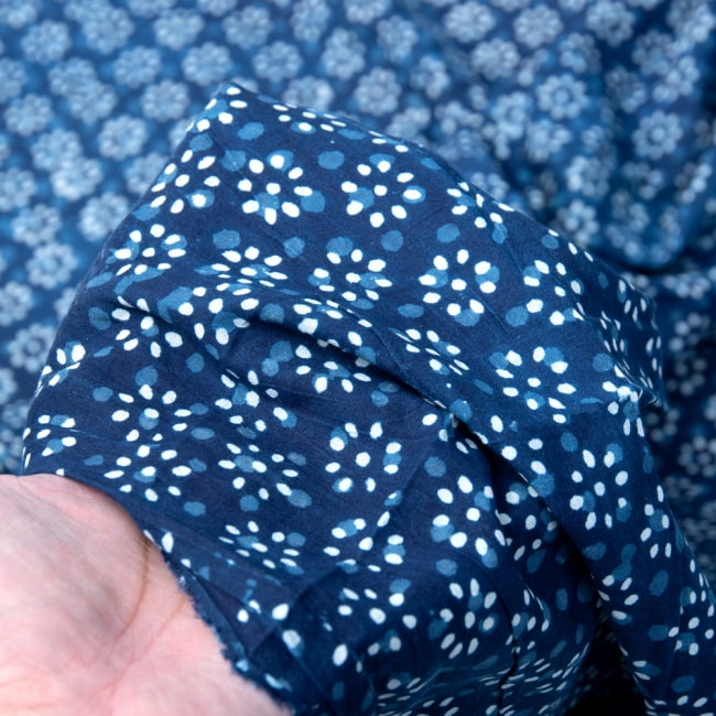 〔1m切り売り〕伝統息づく南インドから　昔ながらの木版インディゴ藍染布〔114cm〕 - 小花模様 5 - 拡大写真です。雰囲気ある、このムラはハンドメイドにしか出せません。
