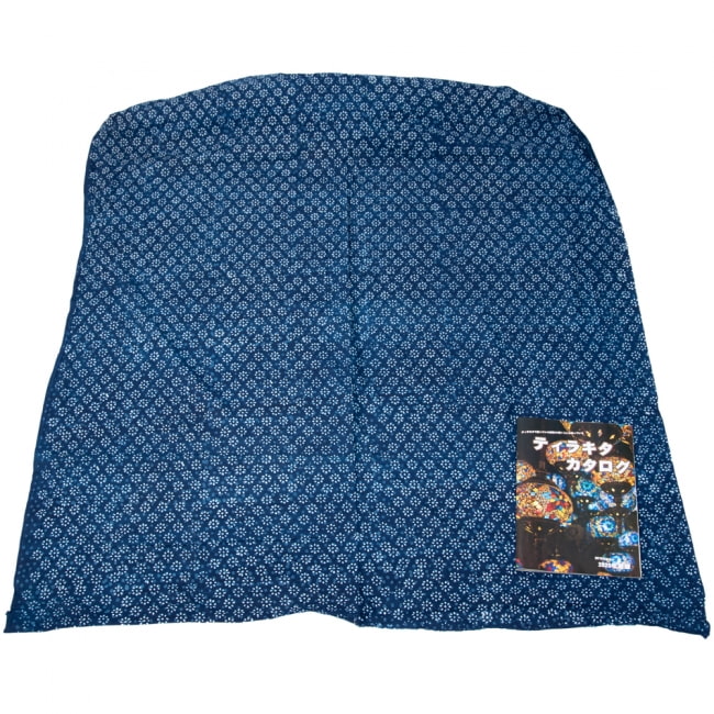 〔1m切り売り〕伝統息づく南インドから　昔ながらの木版インディゴ藍染布〔114cm〕 - 小花模様 6 - 横幅100cm以上ある大きな布なので、たっぷり使えます。右端にあるのはA4サイズの当店カタログです。

