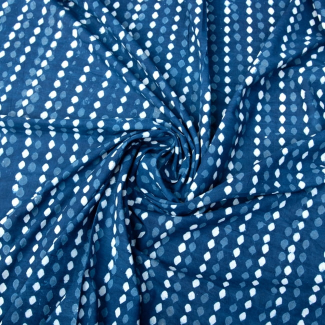 〔1m切り売り〕伝統息づく南インドから　昔ながらの木版インディゴ藍染布〔114cm〕 - ひし形 3 - 陰影によっても表情が変わります