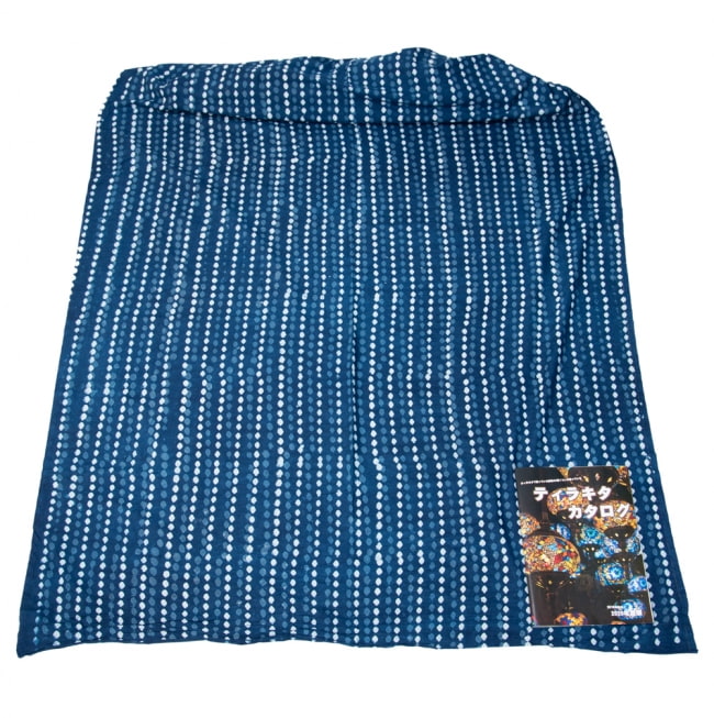 〔1m切り売り〕伝統息づく南インドから　昔ながらの木版インディゴ藍染布〔114cm〕 - ひし形 6 - 横幅100cm以上ある大きな布なので、たっぷり使えます。右端にあるのはA4サイズの当店カタログです。
