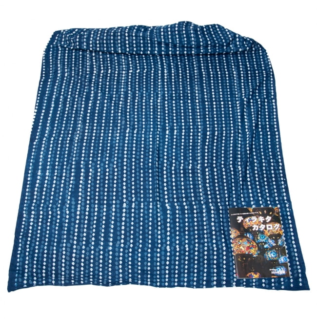 〔1m単位切り売り〕伝統息づく南インドから 昔ながらの木版インディゴ藍染布〔114cm〕 - ひし形 6 - 横幅100cm以上ある大きな布なので、たっぷり使えます。右端にあるのはA4サイズの当店カタログです。