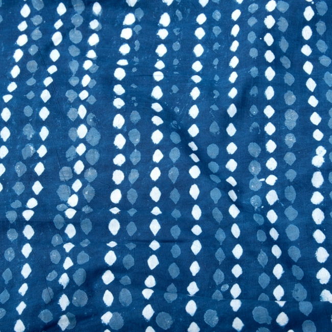 〔1m切り売り〕伝統息づく南インドから　昔ながらの木版インディゴ藍染布〔114cm〕 - ひし形の写真1枚目です。木版で丁寧にプリント。インドらしい味わいのある布地です。藍染め,インディゴ,ウッドブロック,木版染め,ボタニカル,唐草模様,切り売り,量り売り布,アジア布 手芸