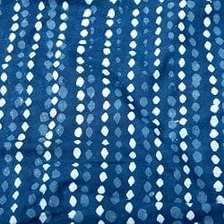 〔1m単位切り売り〕伝統息づく南インドから　昔ながらの木版インディゴ藍染布〔114cm〕 - ひし形の商品写真