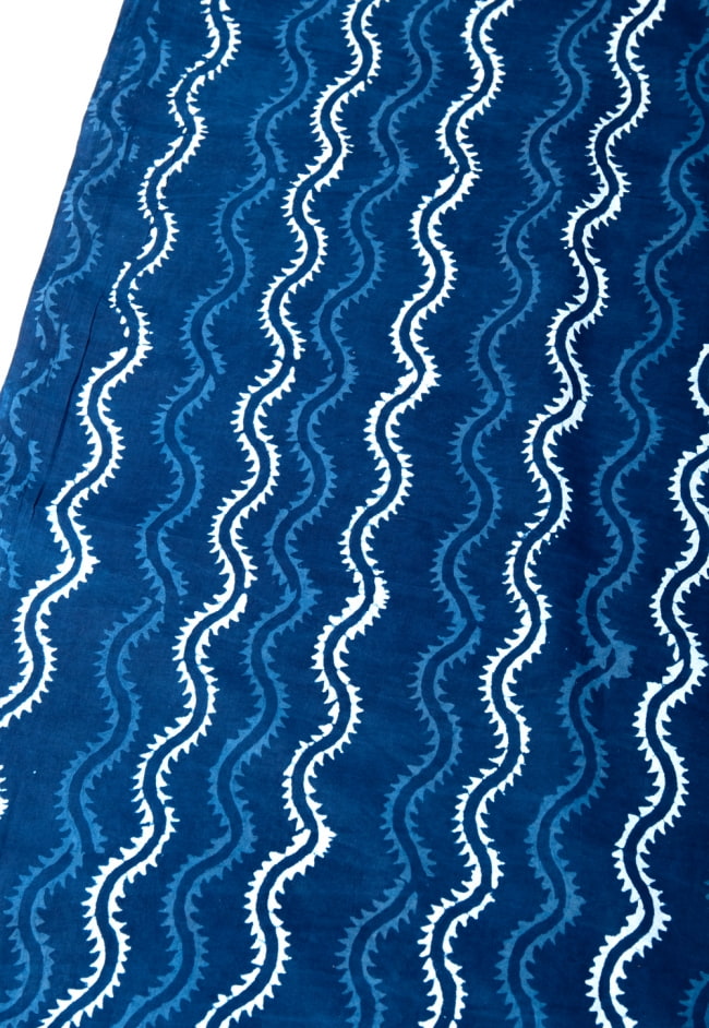 〔1m切り売り〕伝統息づく南インドから　昔ながらの木版インディゴ藍染布〔112cm〕 - 蔦模様 2 - とても素敵な雰囲気です