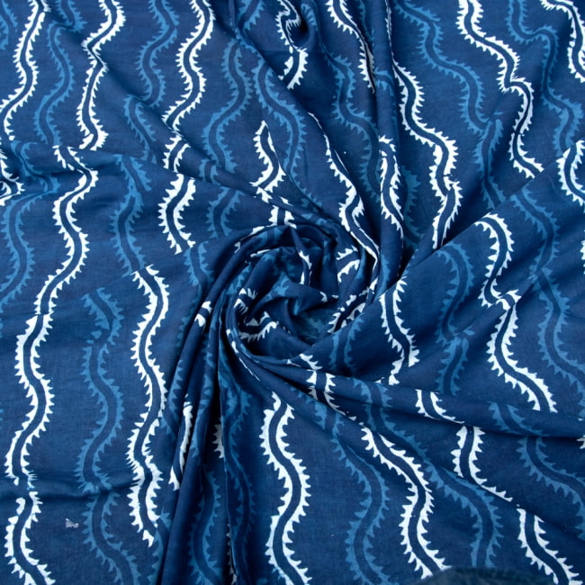 〔1m切り売り〕伝統息づく南インドから　昔ながらの木版インディゴ藍染布〔112cm〕 - 蔦模様 3 - 陰影によっても表情が変わります