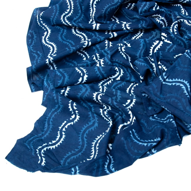 〔1m切り売り〕伝統息づく南インドから　昔ながらの木版インディゴ藍染布〔112cm〕 - 蔦模様 4 - 縁の写真です
