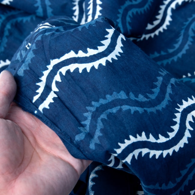 〔1m切り売り〕伝統息づく南インドから　昔ながらの木版インディゴ藍染布〔112cm〕 - 蔦模様 5 - 拡大写真です。雰囲気ある、このムラはハンドメイドにしか出せません。