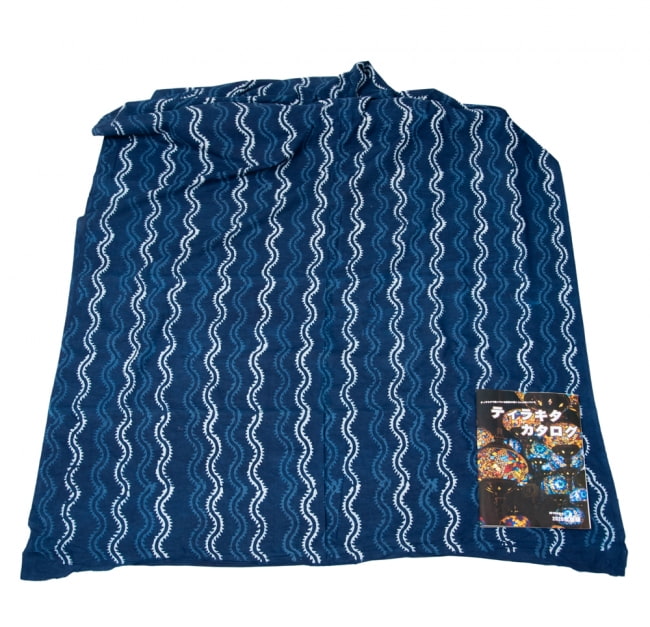 〔1m切り売り〕伝統息づく南インドから　昔ながらの木版インディゴ藍染布〔112cm〕 - 蔦模様 6 - 横幅100cm以上ある大きな布なので、たっぷり使えます。右端にあるのはA4サイズの当店カタログです。
