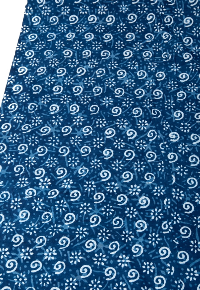 〔1m切り売り〕伝統息づく南インドから　昔ながらの木版インディゴ藍染布〔113cm〕 - 更紗模様 2 - とても素敵な雰囲気です