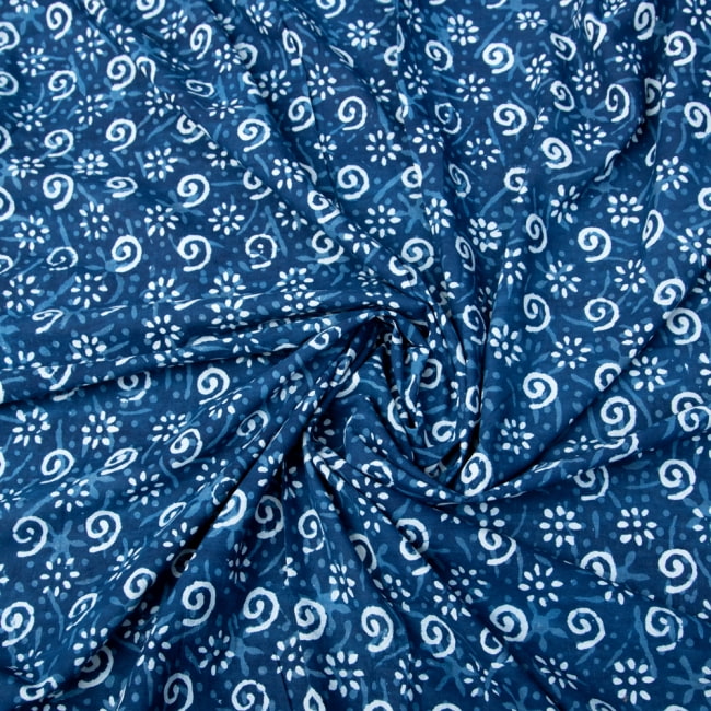 〔1m切り売り〕伝統息づく南インドから　昔ながらの木版インディゴ藍染布〔113cm〕 - 更紗模様 3 - 陰影によっても表情が変わります