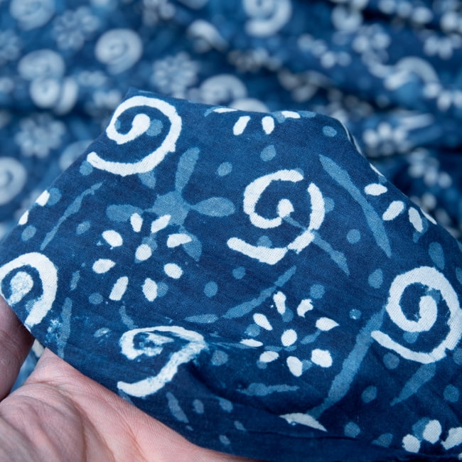 〔1m切り売り〕伝統息づく南インドから　昔ながらの木版インディゴ藍染布〔113cm〕 - 更紗模様 5 - 拡大写真です。雰囲気ある、このムラはハンドメイドにしか出せません。