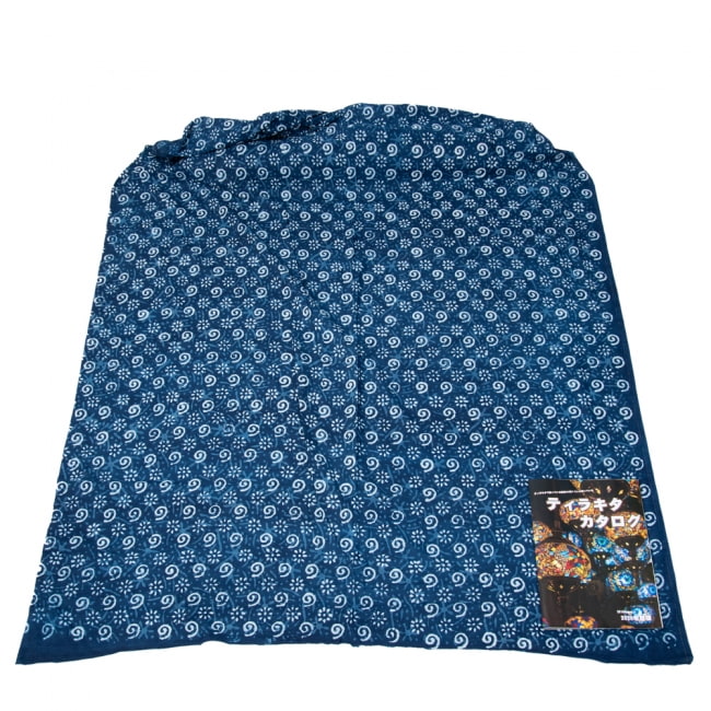 〔1m切り売り〕伝統息づく南インドから　昔ながらの木版インディゴ藍染布〔113cm〕 - 更紗模様 6 - 横幅100cm以上ある大きな布なので、たっぷり使えます。右端にあるのはA4サイズの当店カタログです。
